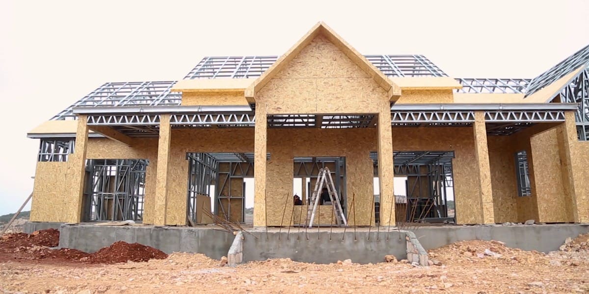 Apakah Worth It Bangun Rumah dengan Baja Ringan?