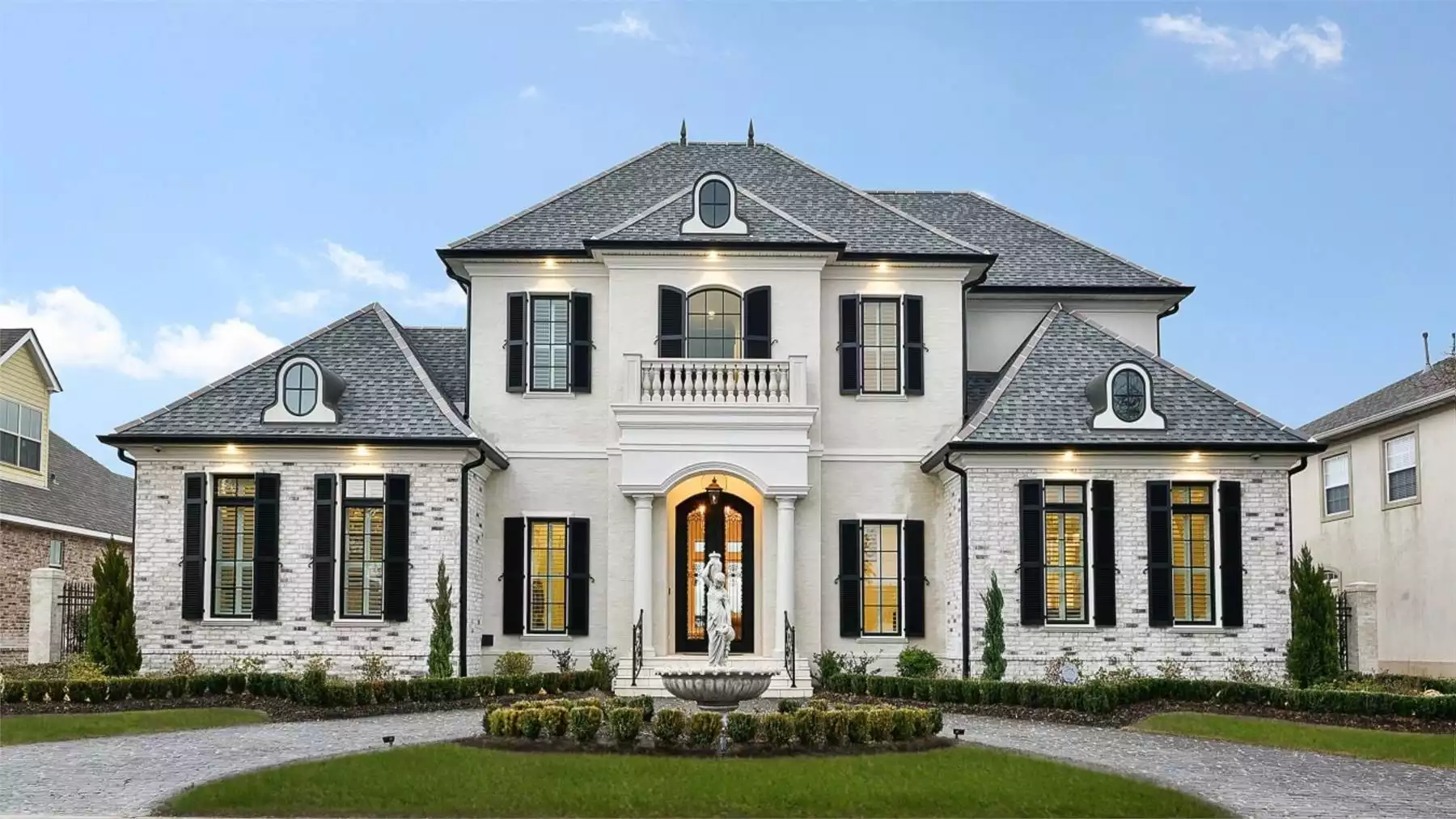 desain rumah mewah 2 lantai gaya eropa Klasik Mewah