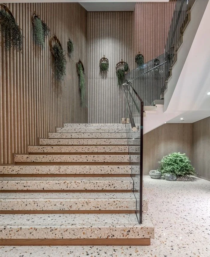 7 Inspirasi Keramik Terbaik untuk Tangga Rumah Mewah