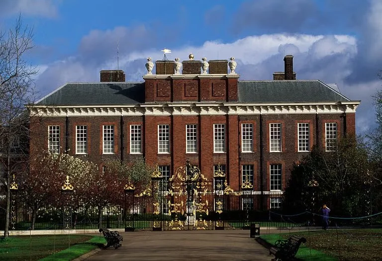 Hitam dengan Aksen Emas Ala Kensington Palace